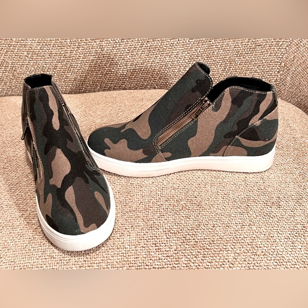 🆕 Woman camouflage color wedge sneakers- size 9